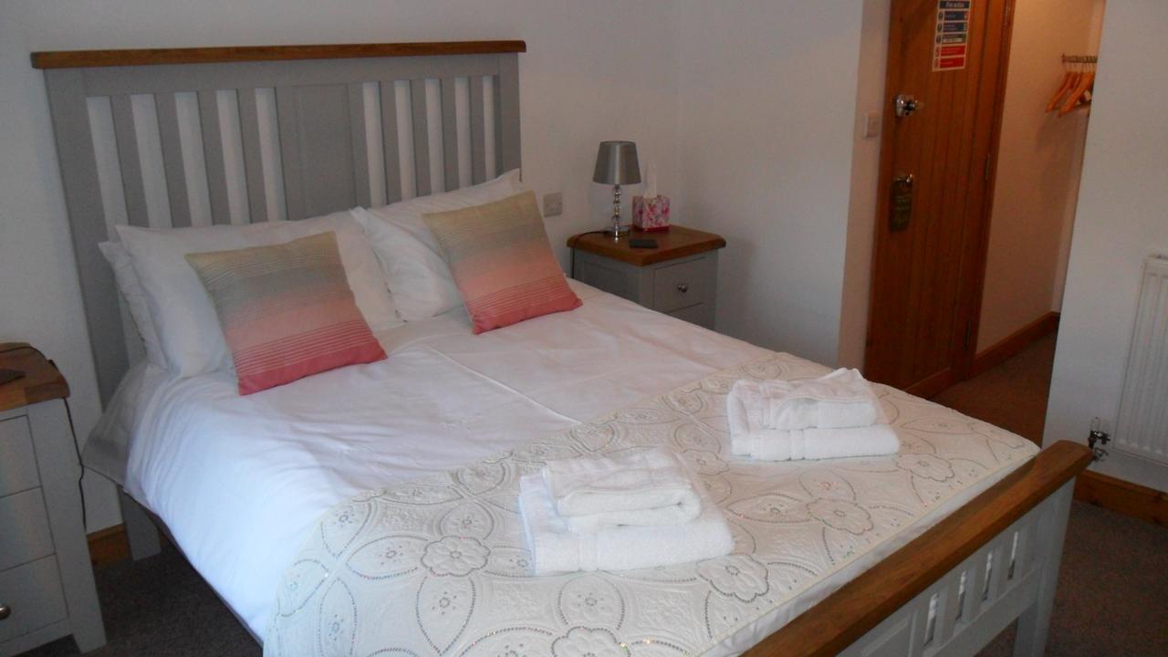 The Bear Bed & Breakfast เรย์อาเดอร์ ภายนอก รูปภาพ