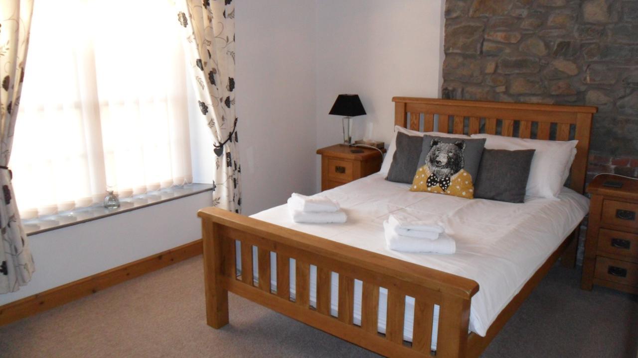 The Bear Bed & Breakfast เรย์อาเดอร์ ภายนอก รูปภาพ