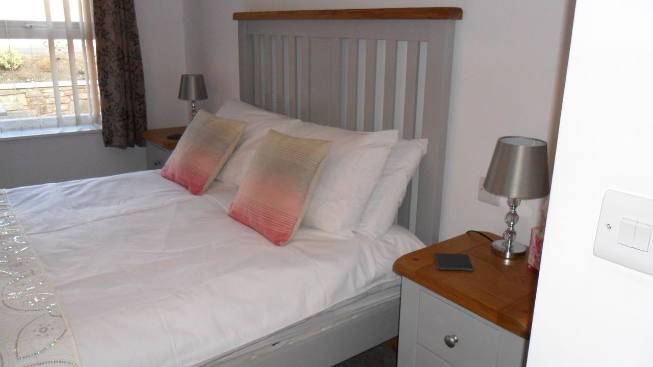 The Bear Bed & Breakfast เรย์อาเดอร์ ภายนอก รูปภาพ